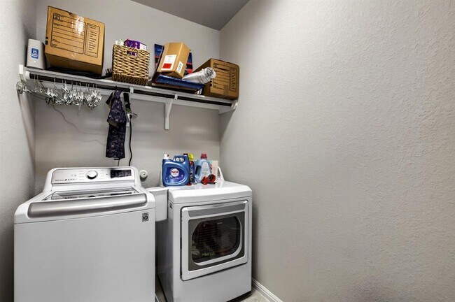 Building Photo - 2432 Berryville Ln