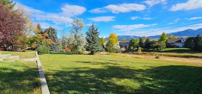 Building Photo - Newly Renovated 3Bed/2Bath Home Now Availa...
