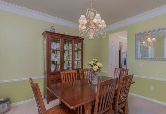 Building Photo - Beautiful large 4 bedroom Home