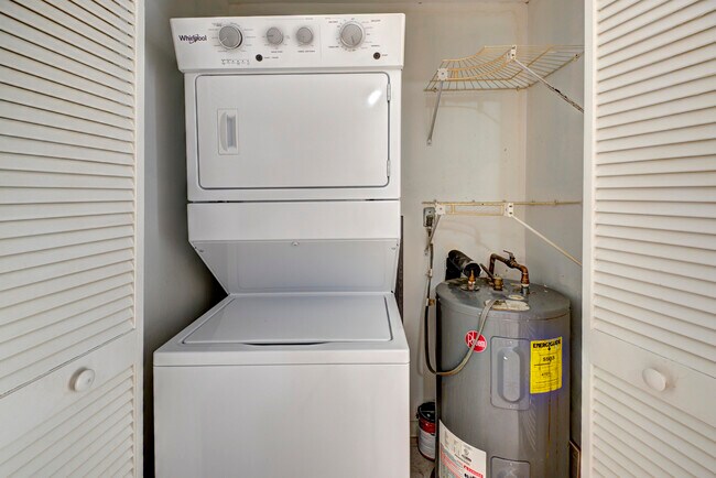 Building Photo - 858 Crystal Lake Dr