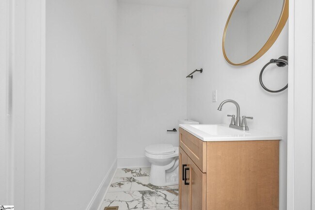 Building Photo - 305 Valley St