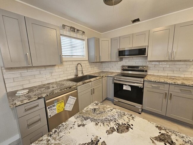 Building Photo - 2502 E Poplar Ave