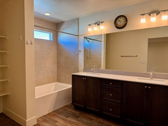 Building Photo - 3 BED 2.5 BATH 2 CAR GARAGE TOWNHOUSE w/ PRIVATE BACKYARD in GATED COMMUNITY.