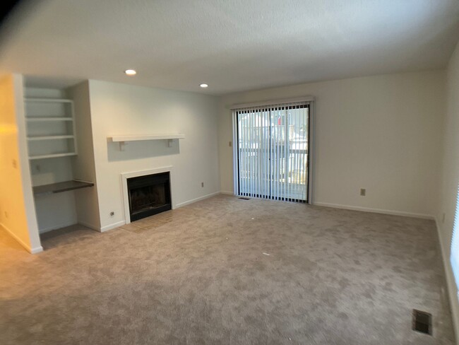 Building Photo - 1 Level 2 Bed, 2 Bath Condo in the heart o...