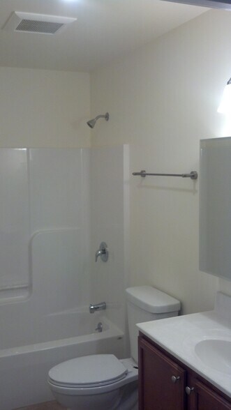 Full bath - 96 Hogsback Dr