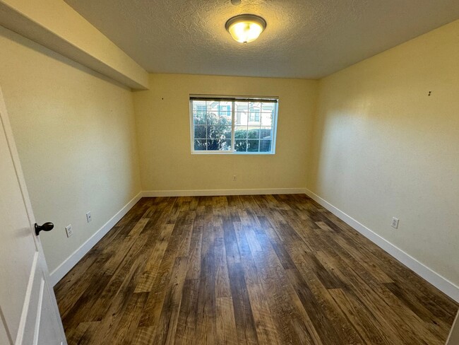 Building Photo - 2 bedroom 2 bath!! Available Now!!