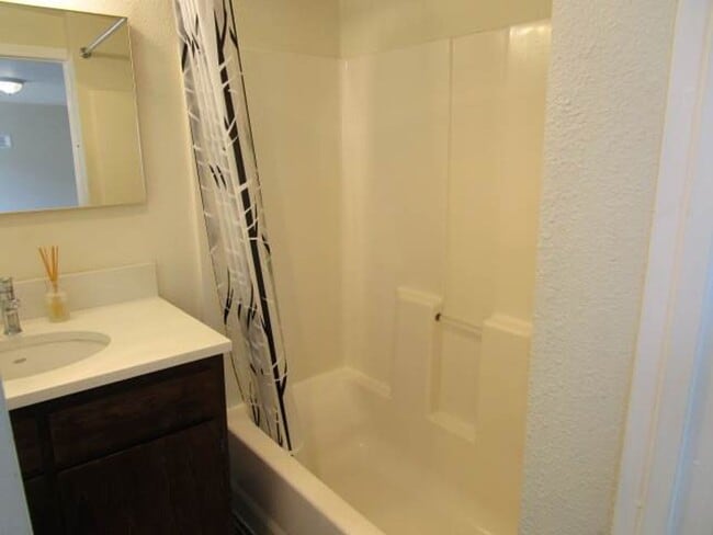 Building Photo - 2 Bedroom, 1 Bathroom Tacoma Home