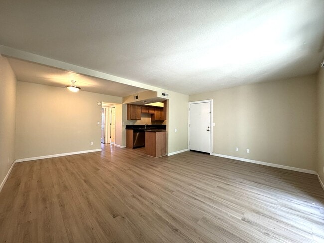 Building Photo - MELROSE DISTRICT CONDO WITH HUGE MOVE-IN SPECIAL – HALF OFF FIRST & SECOND MONTH’S RENT!