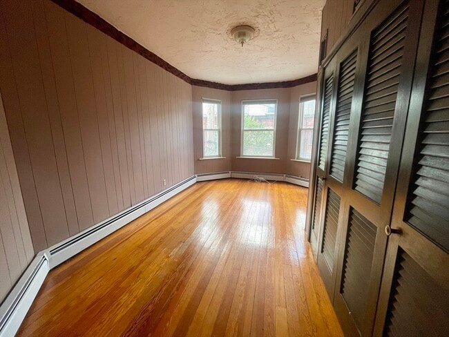 Building Photo - 136 Saratoga St