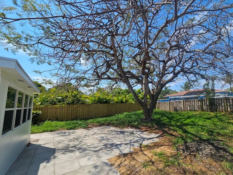 Building Photo - 811 N B St