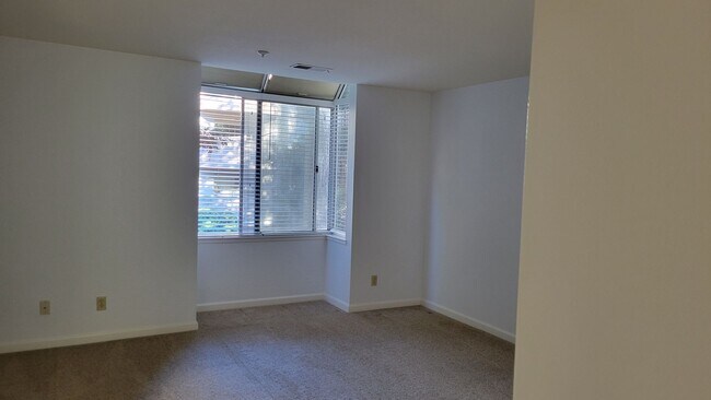 Building Photo - Spacious 1 Bedroom with great walking score