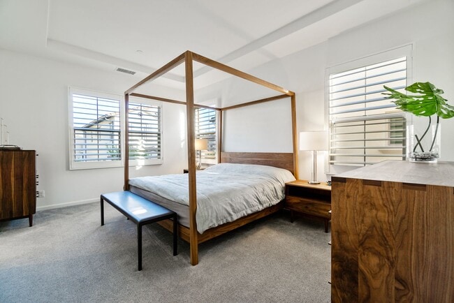Building Photo - Thoughtfully Renovated 3 Bed, 2.5 Bath Sin...