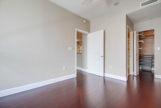Building Photo - Modern 2 bed / 2 bath Condo in Little Ital...