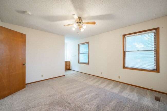 Building Photo - Beautiful 2 Bedroom, 2 Bathroom Townhouse ...