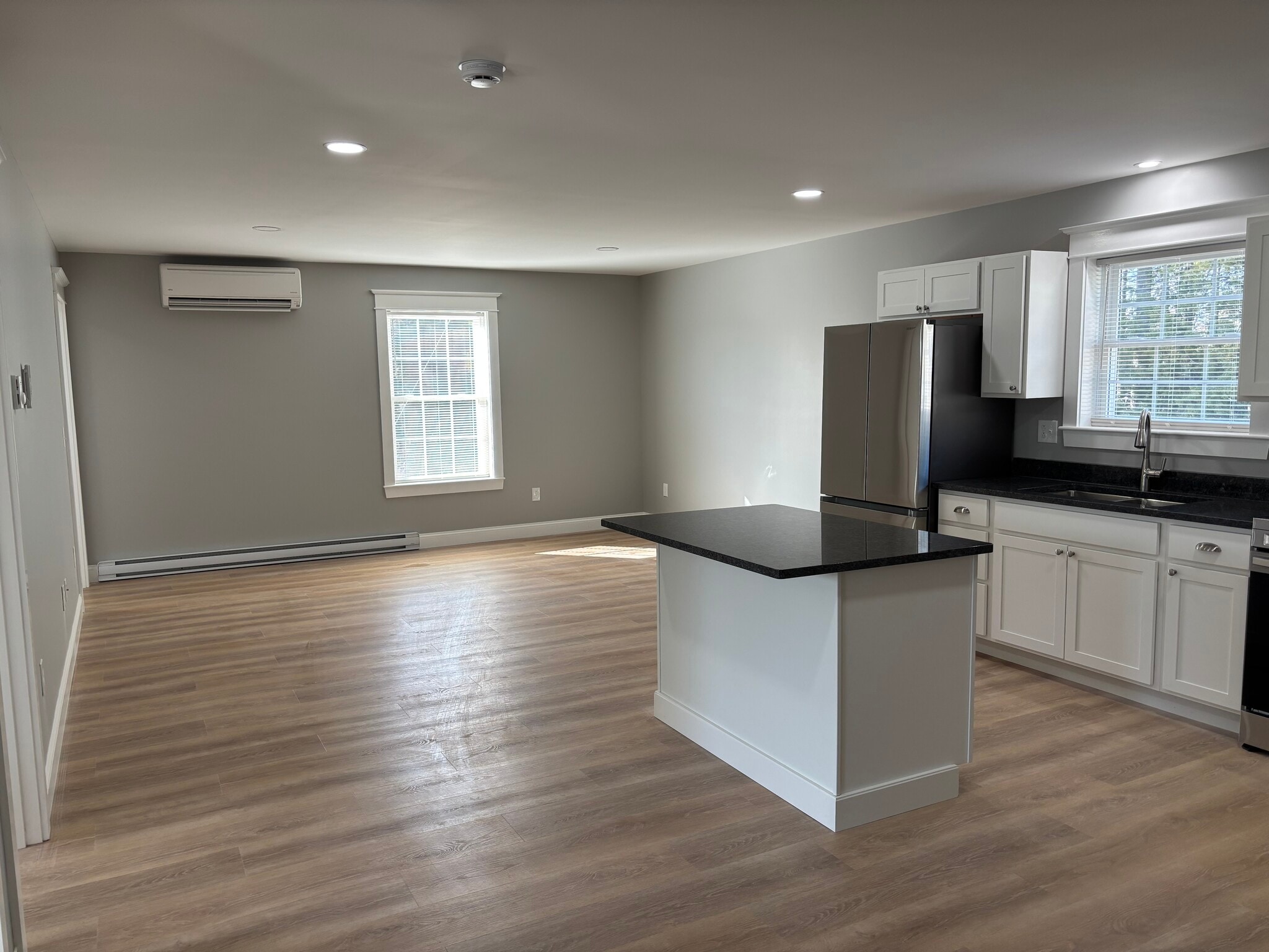 Building Photo - 1123 Main St