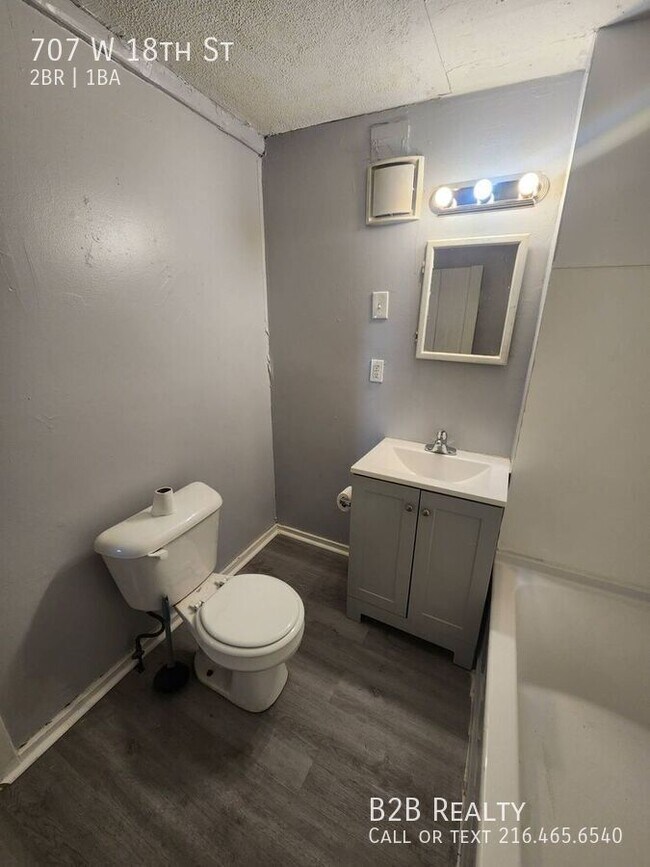 Building Photo - 707 W 18th St