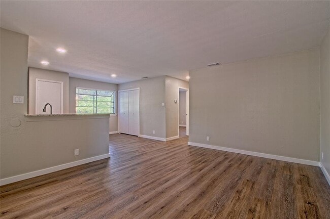 Building Photo - 401 Hedgewood Dr