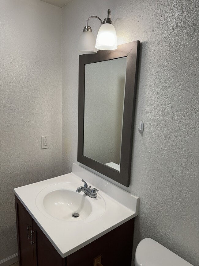 Building Photo - Riverbank 3 Bedroom 2 Bath Fourplex with G...