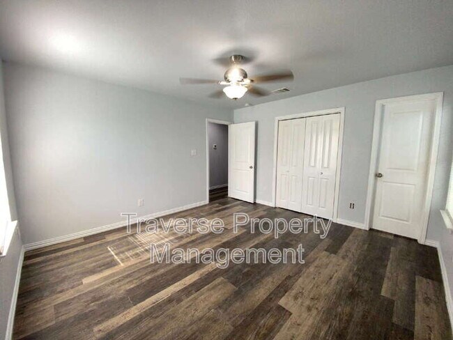 Building Photo - 924 E Annie St