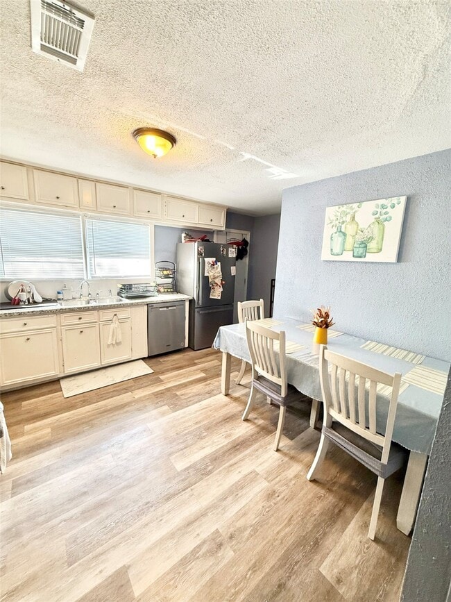 Building Photo - 521 Cypress Dr