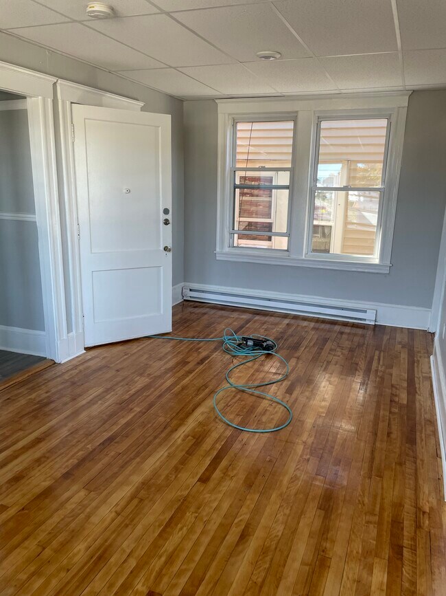 Building Photo - 297 Main St