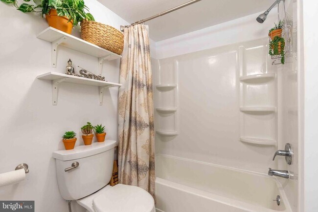 Building Photo - 3307 Valley Dr