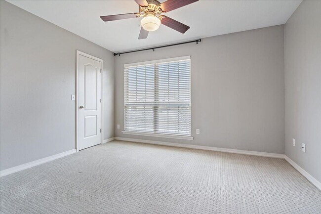 Building Photo - Discover this spacious 4-bedroom, 2-bath home