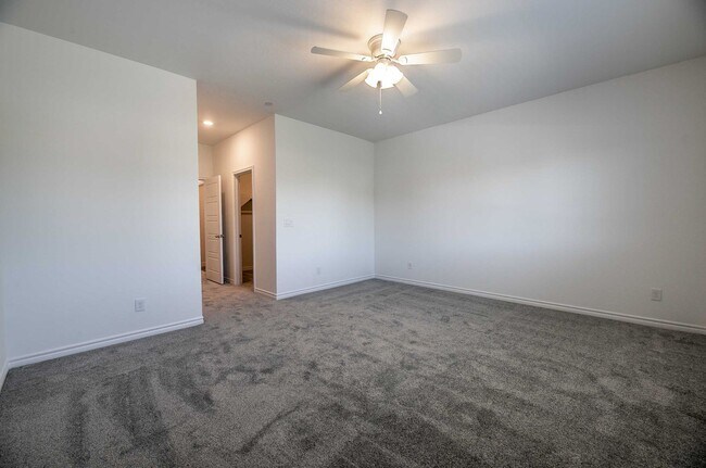 Building Photo - Modern Gated Townhome with Spacious Open Layout & Designer Kitchen!