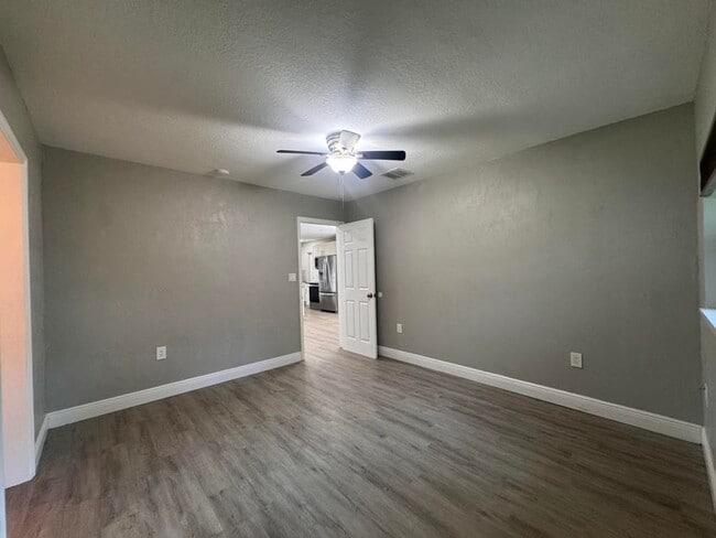 Building Photo - 3/2 with Bonus Room in South Daytona
