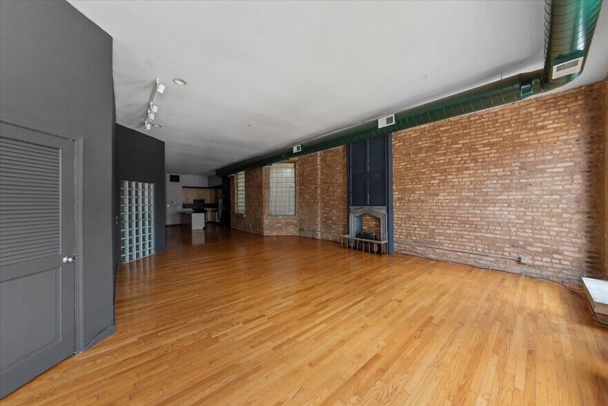 Building Photo - 1470 N Milwaukee Ave