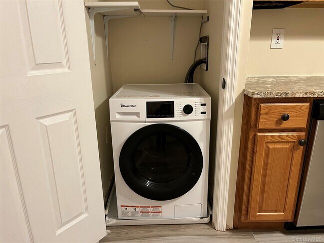 Building Photo - 410 Jericho Tpke