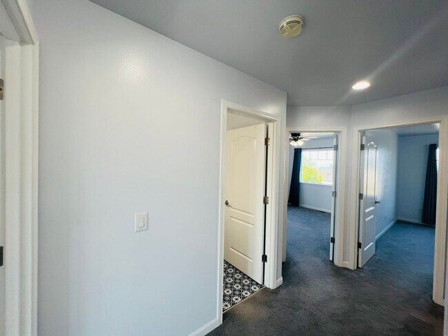 Building Photo - 4 Bedroom 2.5 Bathroom Home w/ Garage In Ferndale!