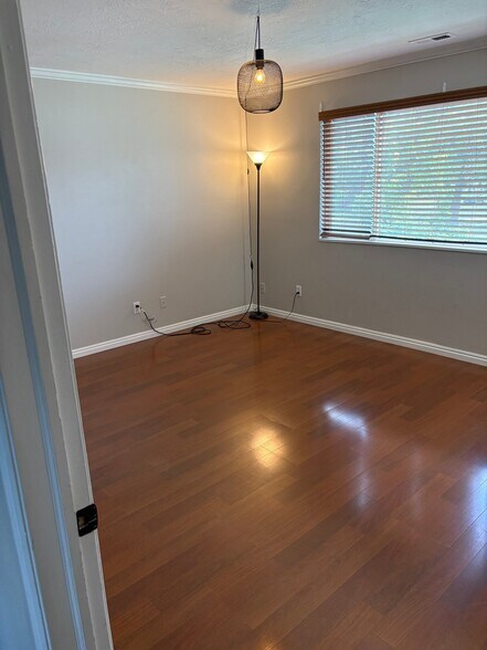 Building Photo - 414 400 N