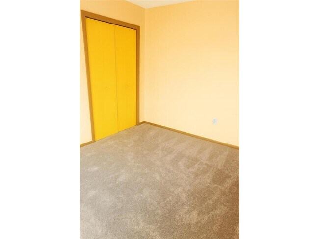 Building Photo - 9 Heights Rd NE