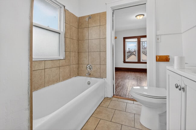 Building Photo - 1927 Harriet St