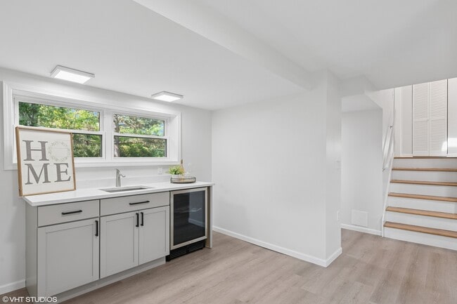 Building Photo - 30 Crescent Dr