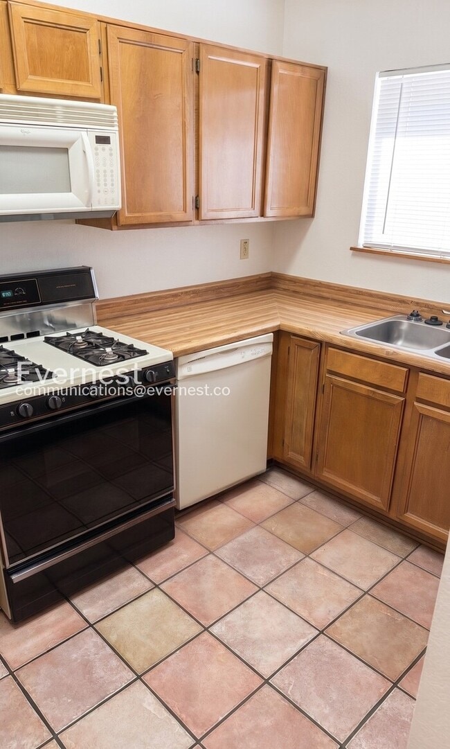 Building Photo - 2 Bed/2 Bath Home with Fenced Yard & Garage / Pet-Friendly / Vouchers Accepted / Available Soon!