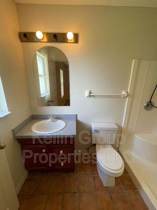 Building Photo - 161 Rebecca Dr NE