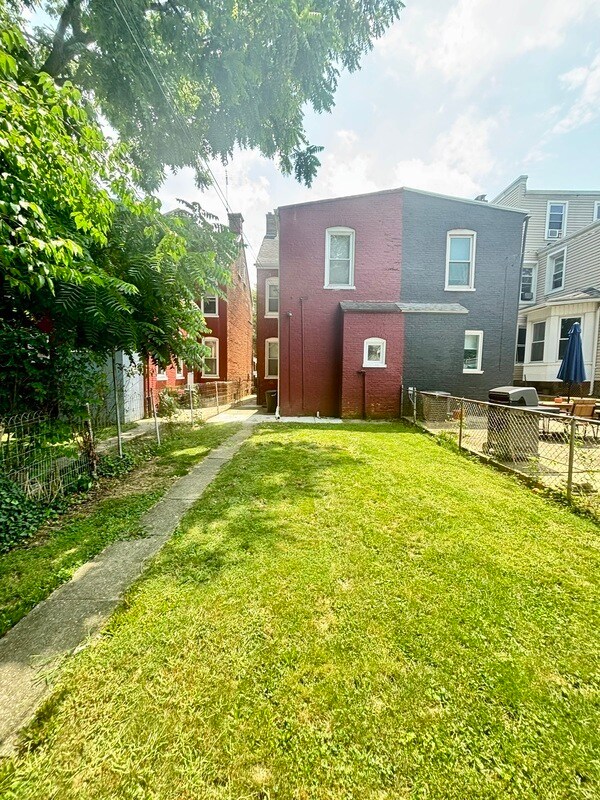 Building Photo - 213 E Ross St