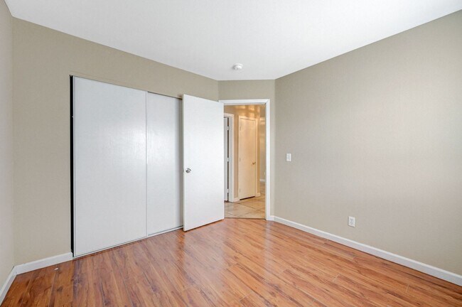 Building Photo - Rare Single Story Home with hard flooring!