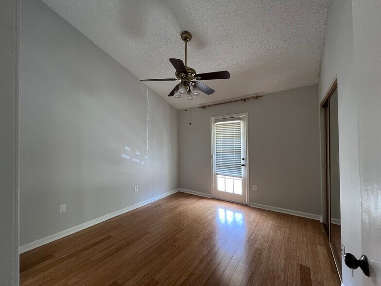 Building Photo - 402 Longwood Ct