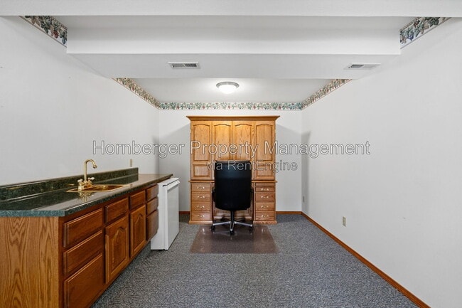 Building Photo - 9811 N Comanche Dr