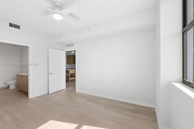 Building Photo - 555 NE 8th St