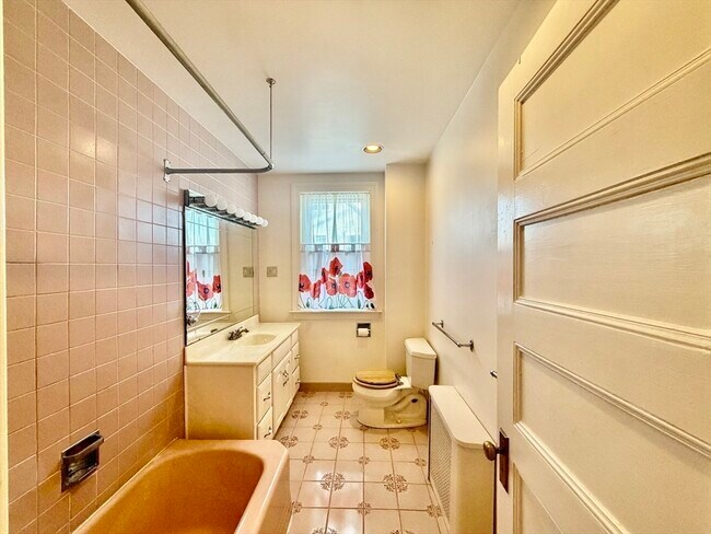 Building Photo - 44 Gray St