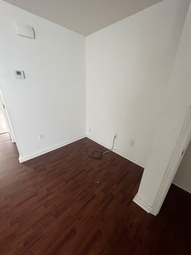Building Photo - Spacious End Unit Townhome - 3 Bedrooms & ...