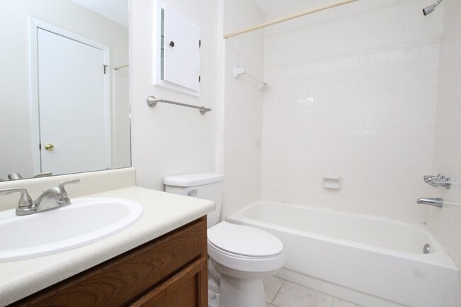 Building Photo - Updated 2-Bedroom Apartment in North Pensacola Near UWF & I-10 | High Ceilings, Fireplace, Utilit...