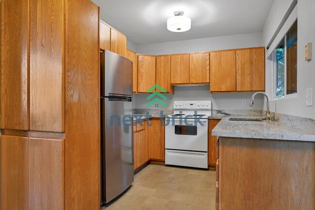 Building Photo - Welcome to this beautifully located 4-bedroom, 2-bath