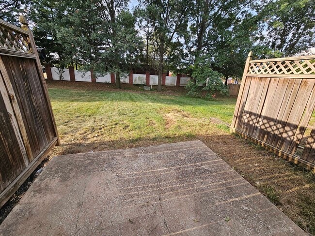 Building Photo - 1821 NE Knollbrook St