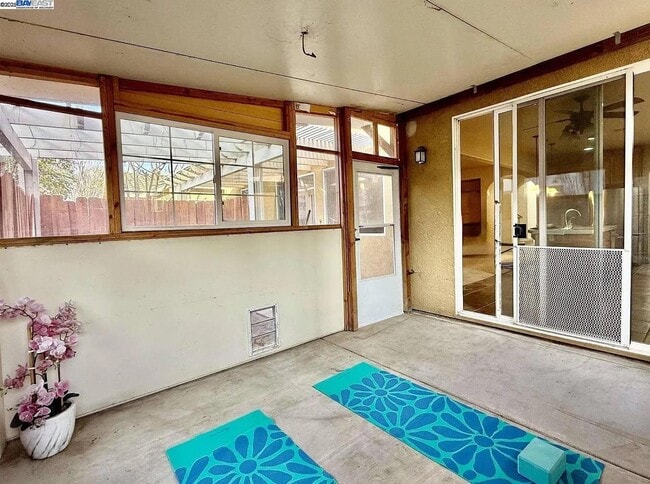 Building Photo - 3017 Roslyn Dr