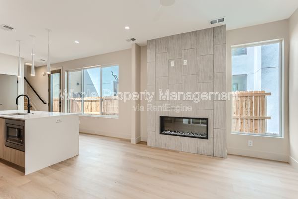 Building Photo - 2321 S High St